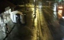У Тернополі мікроавтобус перекинувся і вилетів на зупинку громадського транспорту, водій і пасажир госпіталізовані (відео)