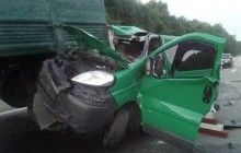 У Львівській області мінівен зіткнувся з вантажівкою: загинула одна людина (фото)