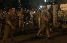 Под Оболонским райсудом Киева снова произошла потасовка между сторонниками "торнадовцев" и правоохранителями