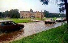 В Харькове прошел мощный ливень: по улицам "плавали" авто, затопило рынок, из-за непогоды обрушился дом (фото, видео)