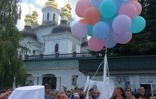В Киево-Печерской лавре более 100 детей из прифронтовой зоны АТО запустили в небо ангелов Мира, Любви и Доброты (фото)