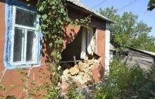 В Запорожской области бронемашина Нацгвардии протаранила дом, разрушив стену (фото)