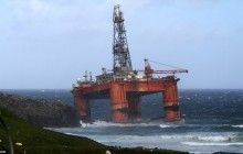 Шторм в Шотландии выбросил на берег нефтяную платформу весом в 17 тыс. тонн (фото)