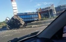 У Києві біля метро Осокорки перекинулася фура, вхід на станцію обмежений (фото)