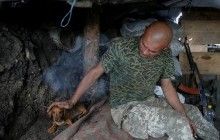 Бійці в зоні АТО розповіли, як облаштовують тимчасове житло та маскують його від ворогів (відео)