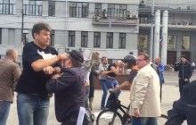У Москві напали на поліцію та учасників пікету "За мир і проти війни з Україною" (фото, відео)