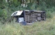 Автобус с паломниками избежал лобового столкновения и перевернулся, 5 человек пострадали