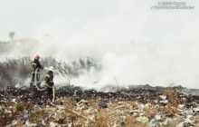 На Малашівському сміттєзвалищі неподалік Тернополя уже добу гасять пожежу (фото)