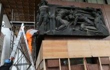 Почався демонтаж радянських барельєфів з фасаду Українського дому (фоторепортаж)