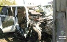 В Києві зупинений п'яний водій кинув патрульним гроші, втік і врізався у стовп разом з пасажирами (фото)