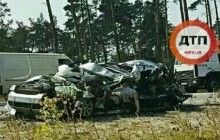 Моторошна ДТП у Києві: розірвана навпіл Audi, один загиблий та троє постраждалих (відео)
