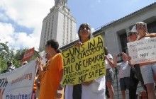 Техаські студенти протестували проти дозволу носити вогнепальну зброю за допомогою секс-іграшок