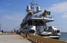 В Одессу с флагом Украины зашла яхта погибшего российского бизнесмена Березовского (фото)