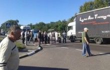 На Львовщине селяне перекрыли трассу с требованием не возобновлять работу Грибовичской свалки (фото)