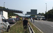 В Британии пешеходный мост рухнул на автостраду (фото, видео)