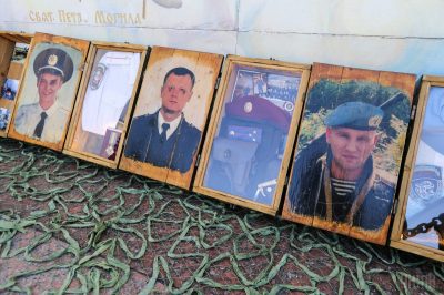 Фото Выставка ко 2-й годовщине трагедии под Иловайском «Блокпост Памяти» в Киеве 28 августа 2016