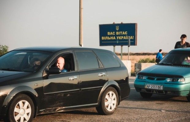 По решению пограничников: введены ограничения на выезд и въезд украинцев в Крым