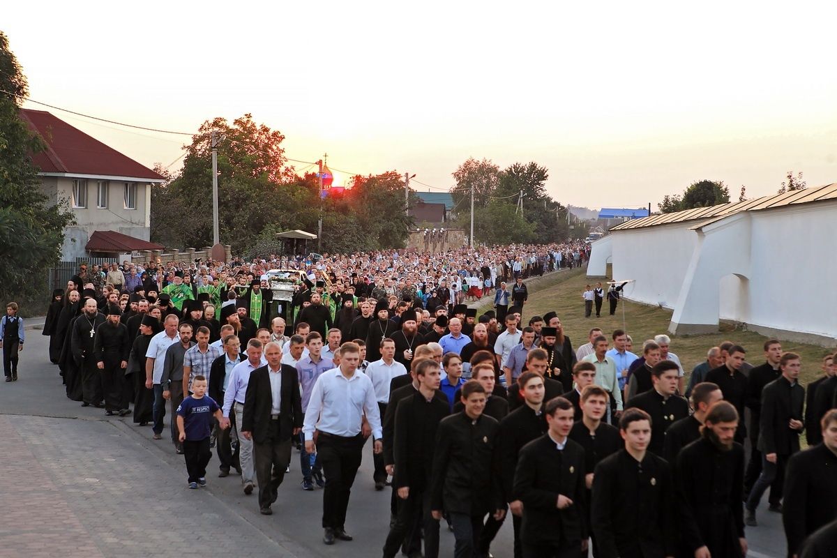 У Почаївській лаврі на урочистості на честь пам'яті преподобного Іова зібралися понад 5 тисяч віруючих (фото)