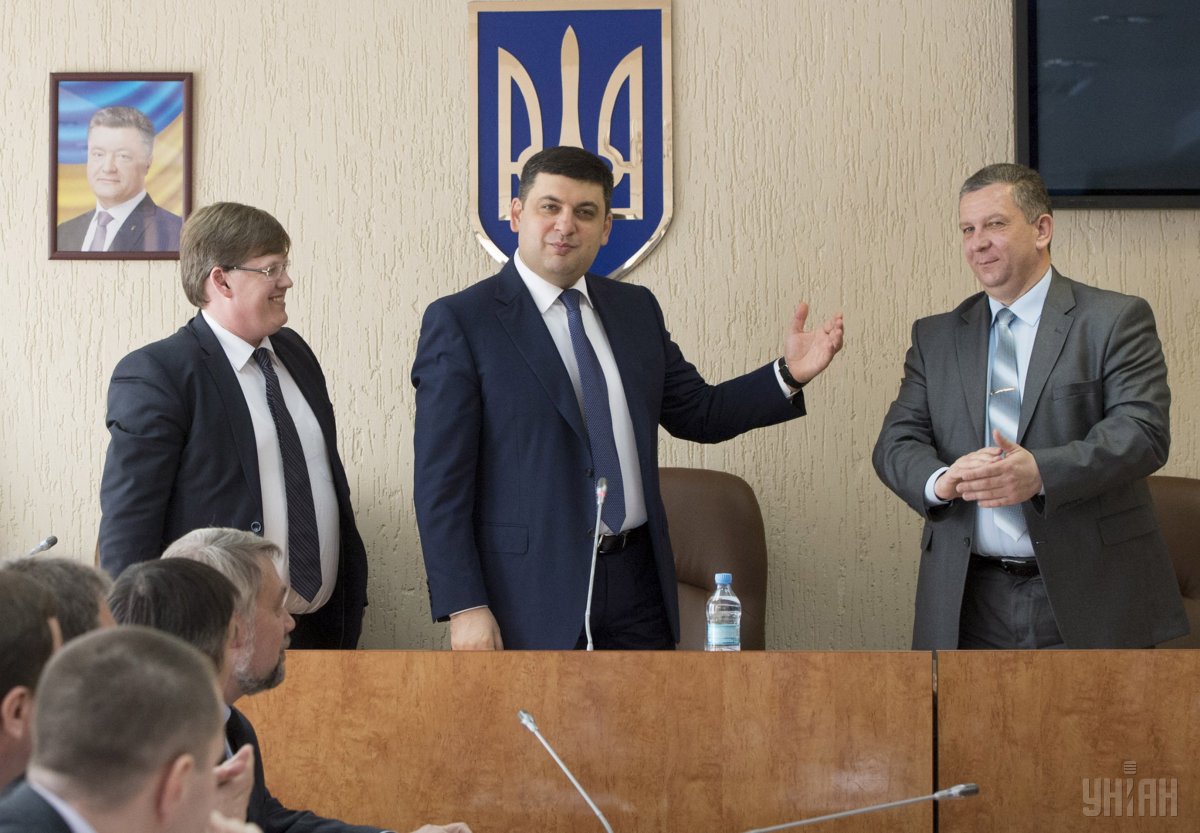 Groysman and Rozenko present Reva to the ministry’s personnel / Photo from UNIAN