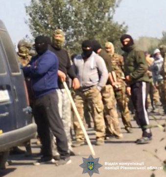 Бурштинокопачі напали на поліцейських / ГУ НП у Рівненській області Бурштинокопачі напали на поліцейських / ГУ НП у Рівненській області