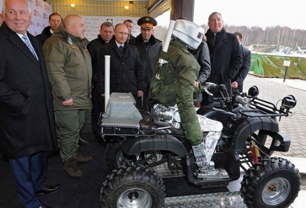 Путіну показують російського бойового робота з американською wi-fi антеною / Фото facebook.com/adagamov Путіну показують російського бойового робота з американською wi-fi антеною / Фото facebook.com/adagamov