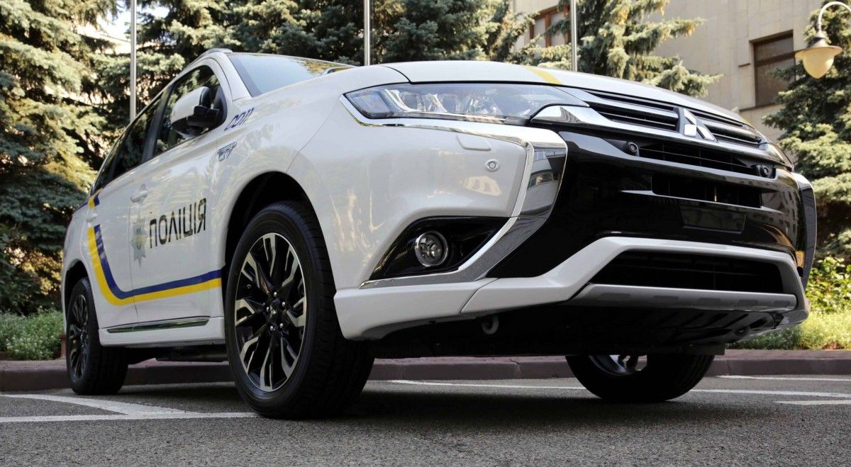 Mitsubishi Outlander PHEV Нацполіції / facebook.com/arsen.avakov.1 Mitsubishi Outlander PHEV Нацполіції / facebook.com/arsen.avakov.1