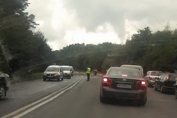 / tenews.te.ua На Тернопільщині затор на трасі утворило пальне / tenews.te.ua