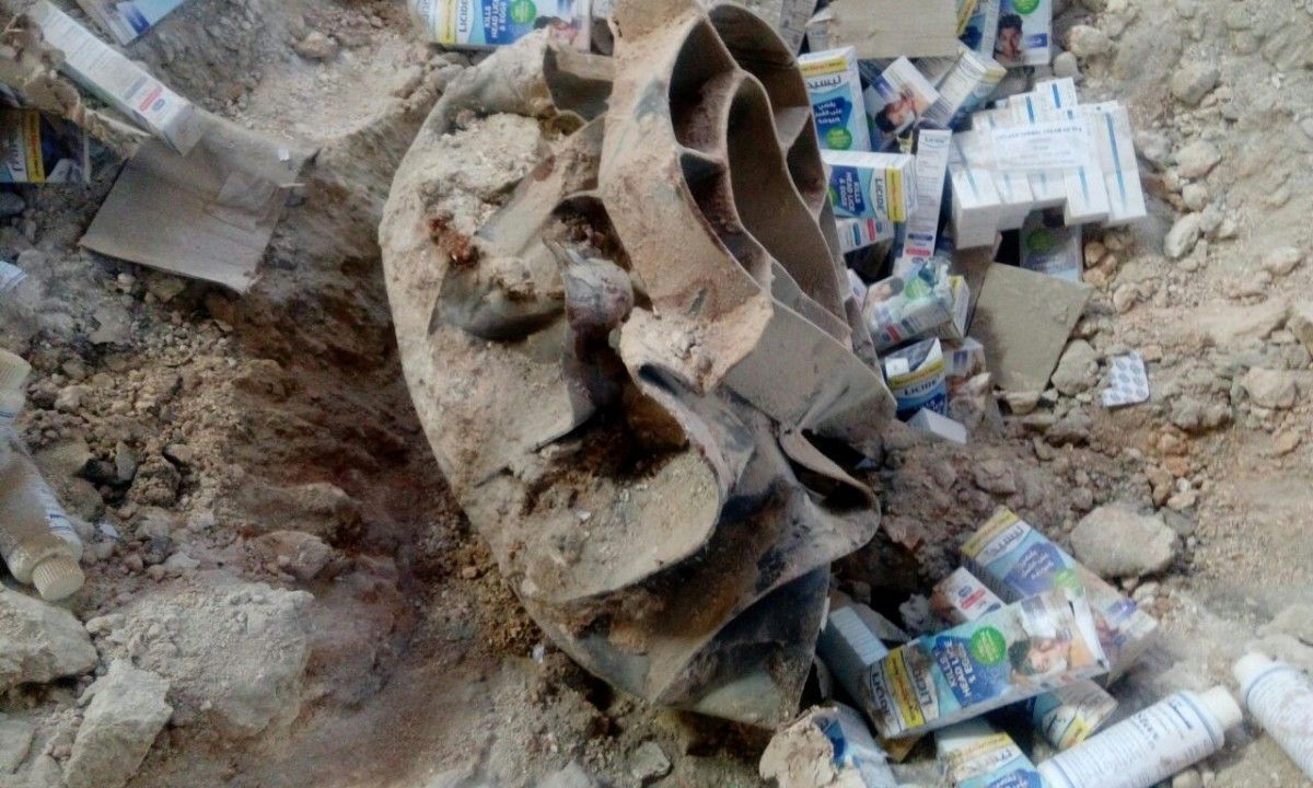 Остатки боеприпаса, сброшенного на колонну / Bellingcat Остатки боеприпаса, сброшенного на колонну / Bellingcat