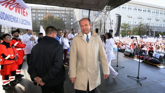 Министр Константин Радзивилл выступил перед протестующими / Фото: polradio.pl Министр Константин Радзивилл выступил перед протестующими / Фото: polradio.pl