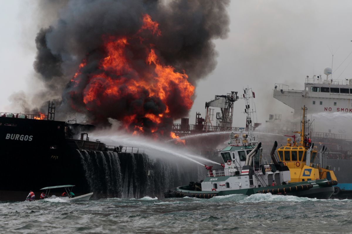 Ship crash. «Аварии и катастрофы кораблей», «судостроение», 1977. Катастрофы на водном транспорте. Пожар на судне. Морские катастрофы.