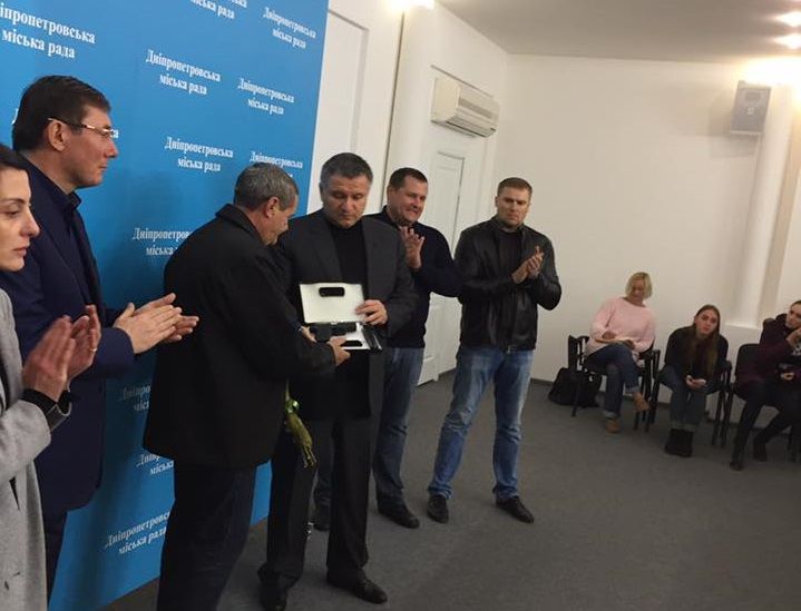 Водителя наградили пистолетом / facebook.com/anton.gerashchenko.7/ Водителя наградили пистолетом / facebook.com/anton.gerashchenko.7/