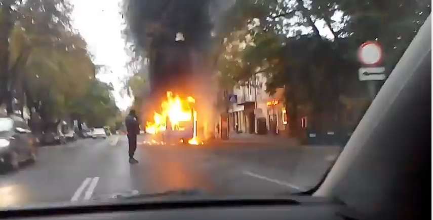 В Одесі на ходу загорілася маршрутка / Скриншот В Одесі на ходу загорілася маршрутка / Скриншот