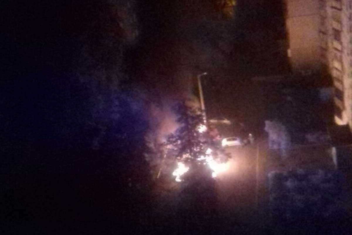 У Харкові вночі згоріли одразу п’ять автомобілів / Скріншот У Харкові вночі згоріли одразу п’ять автомобілів / Скріншот