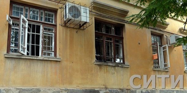 В Ізмаїлі невідомі кинули 'коктейль Молотова' у вікно архіву БТІ (фото) В Ізмаїлі невідомі кинули 'коктейль Молотова' у вікно архіву БТІ (фото)