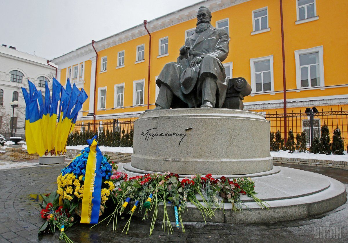 Пам’ятник Михайлу Грушевському в Києві / Фото УНІАН Пам’ятник Михайлу Грушевському в Києві / Фото УНІАН