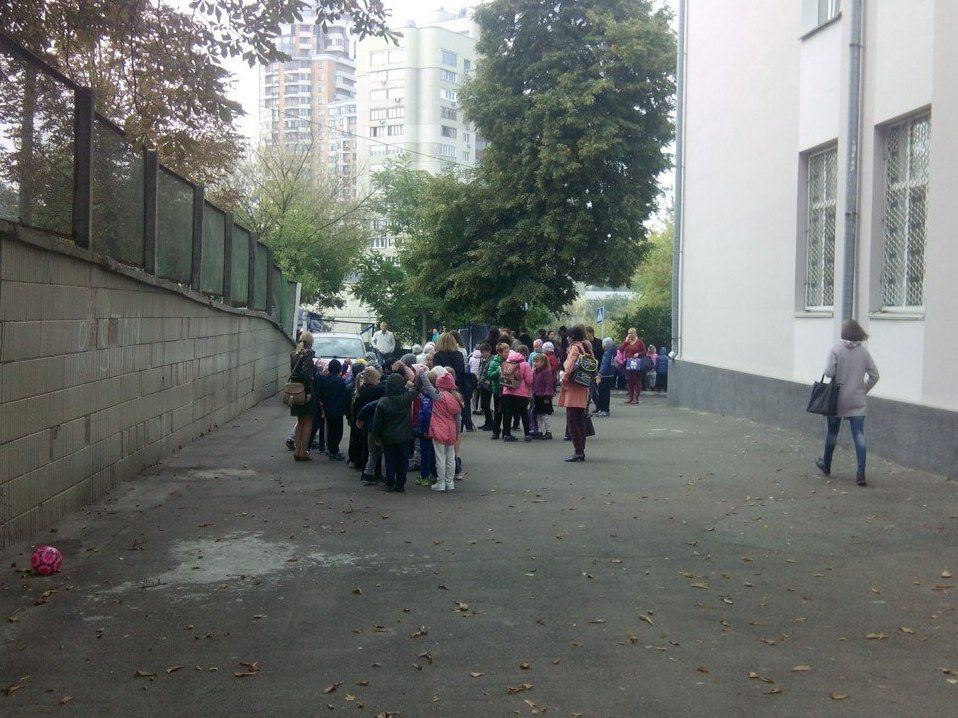 У Києві під час загорання у школі рятувальники евакуювали 600 дітей / dsns.gov.ua У Києві під час загорання у школі рятувальники евакуювали 600 дітей / dsns.gov.ua