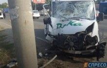 В Киеве грабитель, убегая с места преступления, погиб под колесами микроавтобуса (фото)