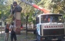 У Львові комунальники демонтували пам’ятник радянському письменнику Тудору (фото, відео)
