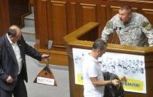 Депутати "Народного фронту" у Раді вручили трьом нардепам балалайки (фото, відео)
