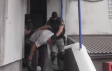 На Одещині заарештували трьох залізничників, які тоннами крали з вагонів зерно (відео)