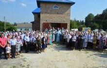 На Рівненщині громада захопленого храму УПЦ помолилася за першою Літургією у новозбудованій церкві