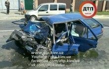 Під Києвом Skoda на великій швидкості врізалася в маршрутку, троє загиблих (фото)