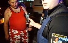 В Киеве пьяный водитель Chevrolet зацепил машину на встречной полосе и сломал дерево (фото)