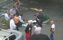 Во дворе Администрации президента задержан мужчина с $30 тысячами (фото)