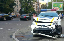 У центрі Києва автомобіль патрульної поліції врізався в таксі: 4 госпіталізованих (фото)