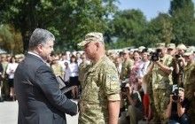 Порошенко у Дніпрі вручив сертифікати на квартири 24 військовим Держспецслужби транспорту (фото)