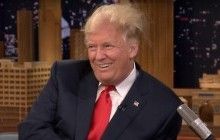 Телеведучий в прямому ефірі розтріпав знамениту зачіску Трампа (відео)