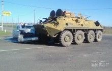 У Росії БТР наїхав на легковий автомобіль (фото, відео)