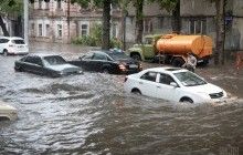 После стихии в Одессе мужчина прыгал "бомбочкой" в огромную лужу (видео)