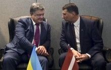 Порошенко попросил президента Латвии помочь вернуть Украине конфискованные €50 миллионов